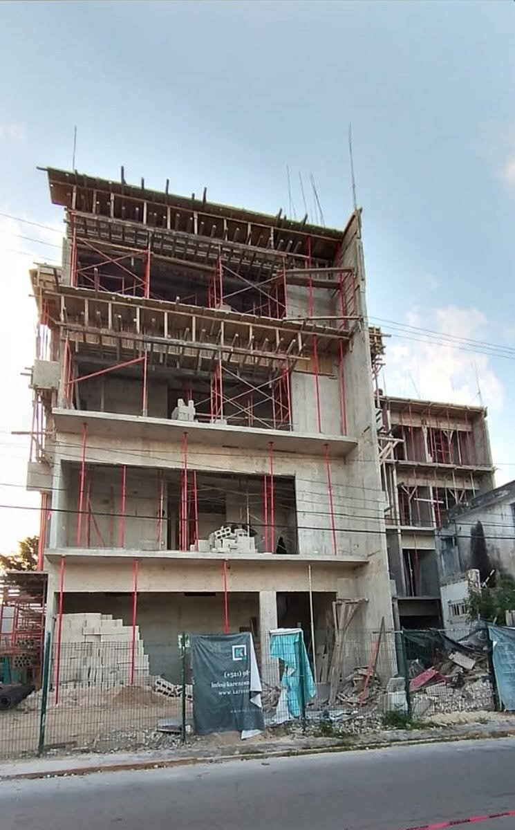 Edificio Distrito Cozumel en construcción con andamiaje