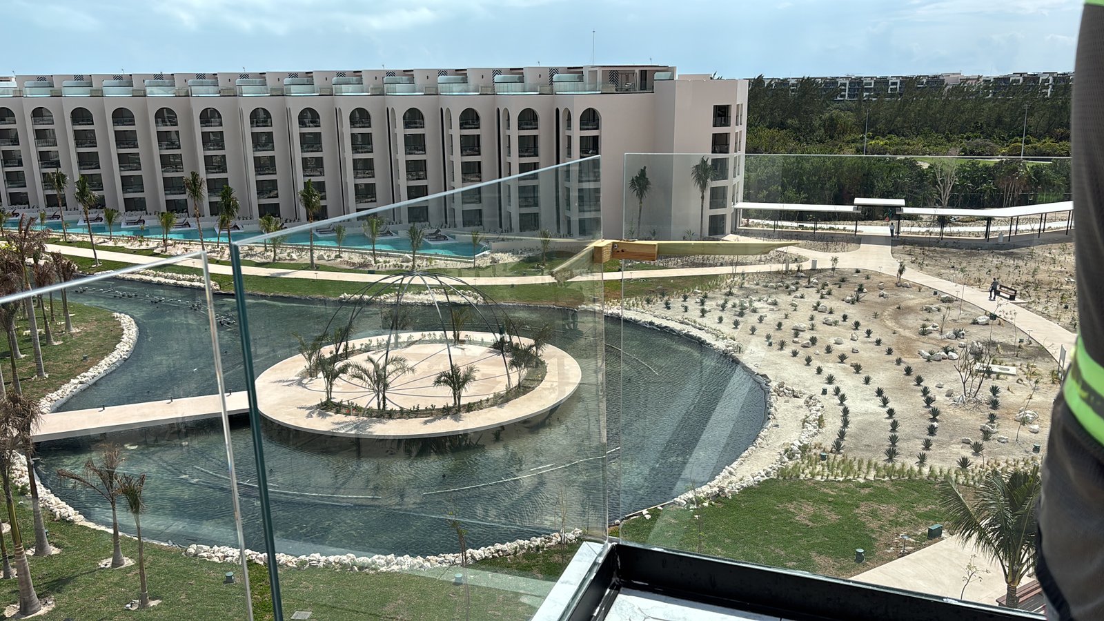 Hotel Excellence Costa Mujeres — área de albercas terminada