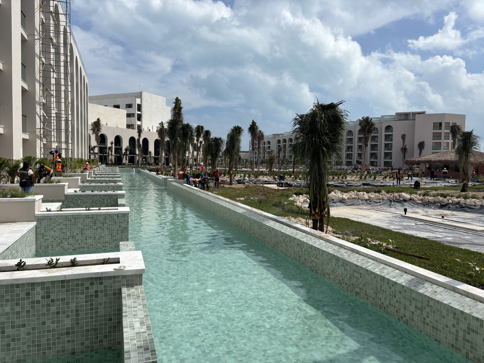 Hotel Excellence Costa Mujeres — canales de agua y jardines terminados