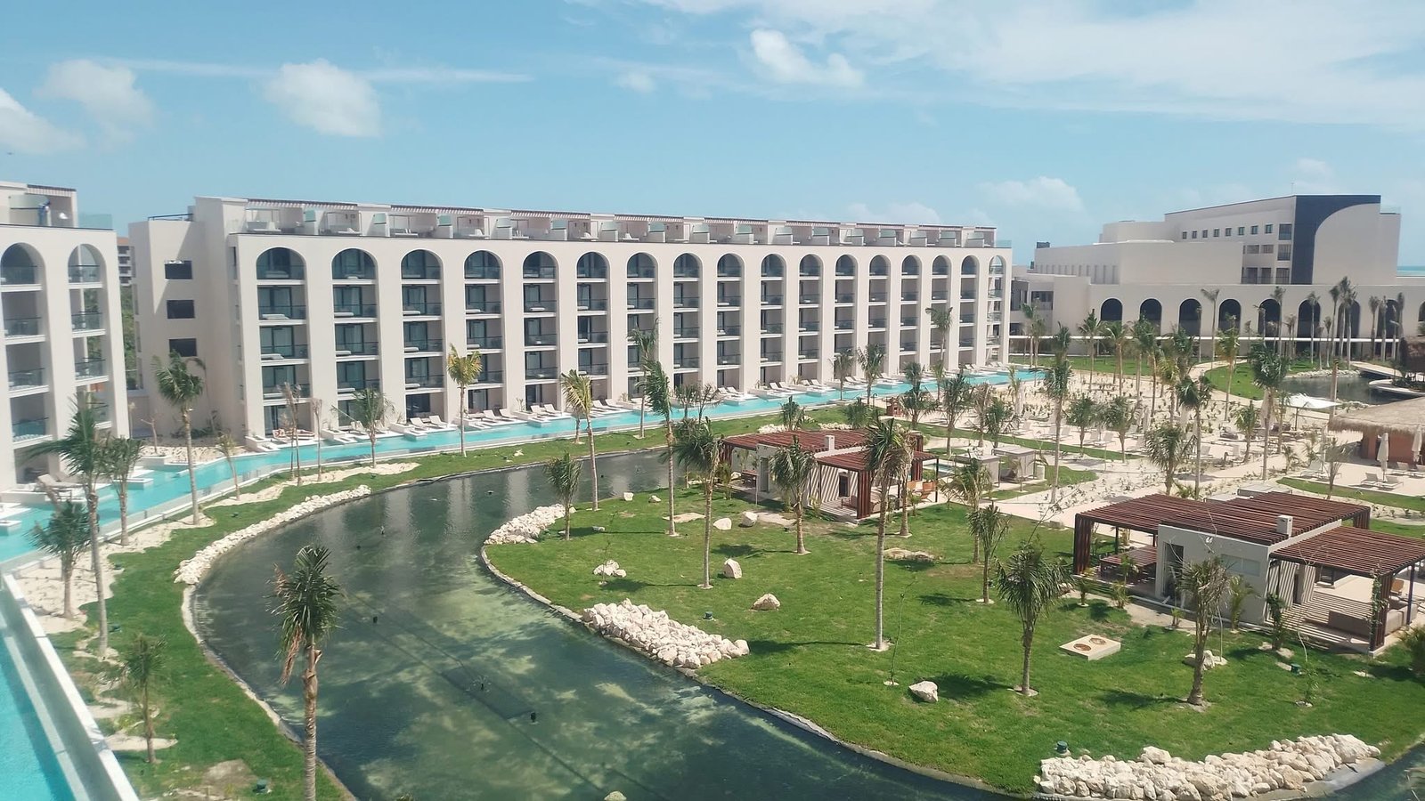 Hotel Excellence Costa Mujeres terminado — albercas y jardines