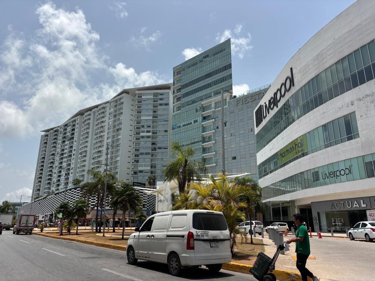 Hotel Fiesta Inn Cancún — fachada y desarrollo de usos mixtos